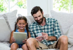 5 aplicativos de entretenimento para aproveitar o tempo em casa