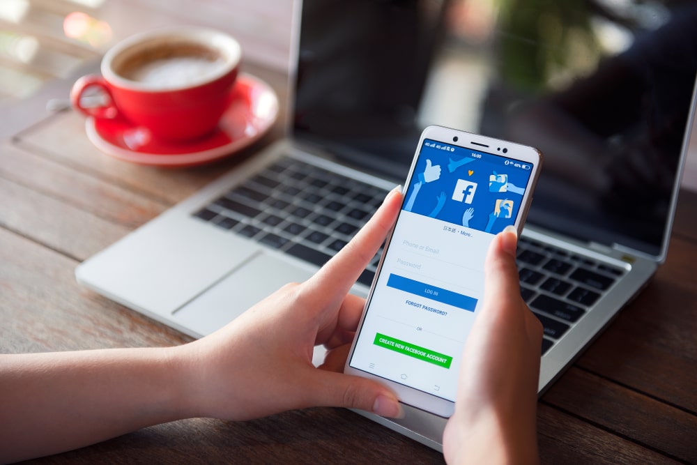 Cum încarci și ștergi contacte telefonice pe Facebook