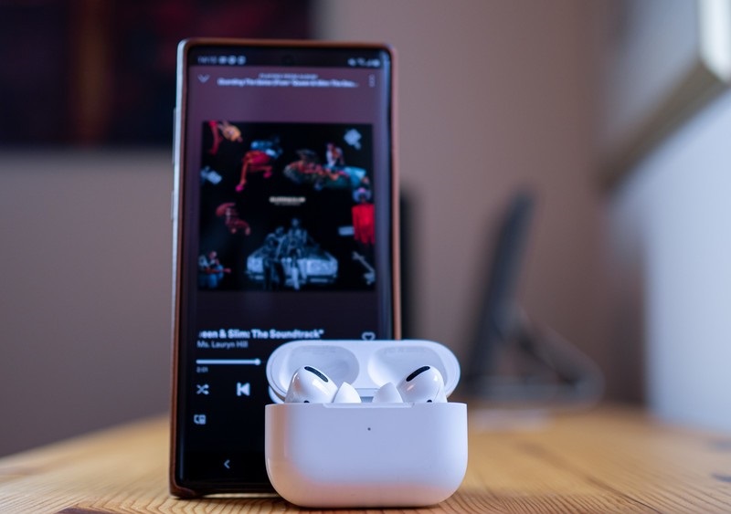 Cum conectezi Apple AirPods la un telefon Android