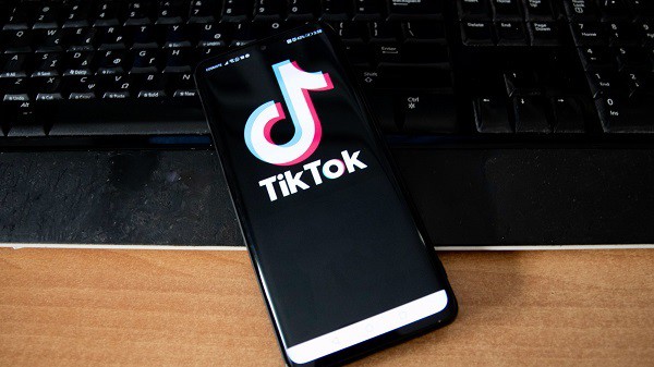 Cum schimbi locația sau regiunea pentru conținut nou pe TikTok