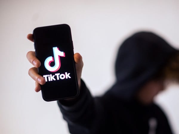 Cum raportezi un cont sau un video pe TikTok în mod anonim