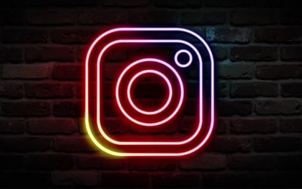 Cum schimbi fundalul unui story pe Instagram