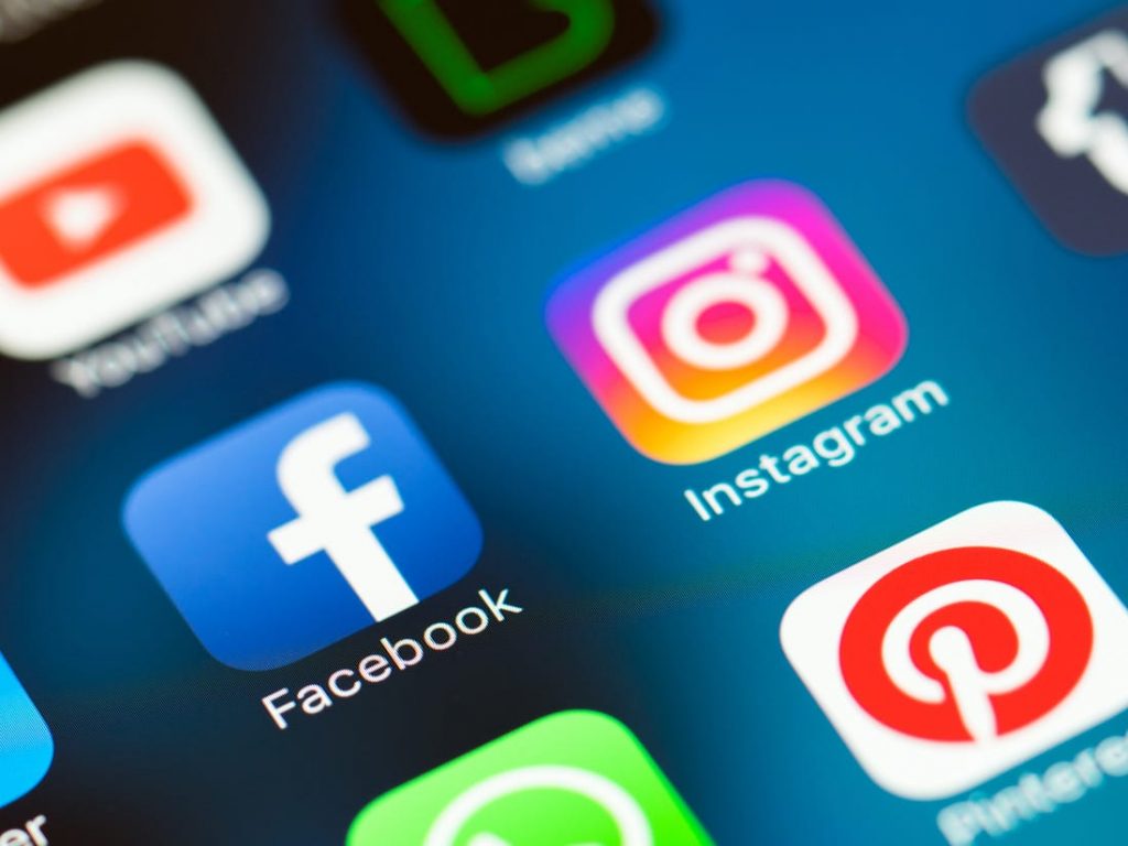 “Bật mí’ cách xem bài đăng, hình ảnh của Facebook và Instagram ở chế độ riêng tư