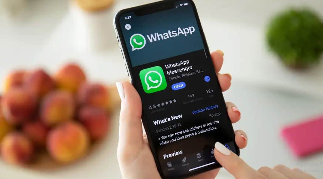 image 2: How to fix 'Waiting for this message' error on WhatsApp