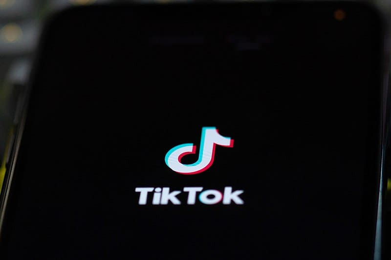 Πώς να προσθέσετε τη σκοτεινή λειτουργία στο TikTok του Android σας