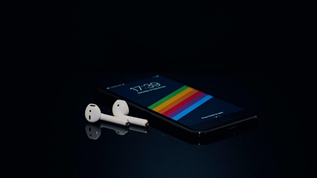 Cómo conectar tus nuevos Apple AirPods a un móvil Android