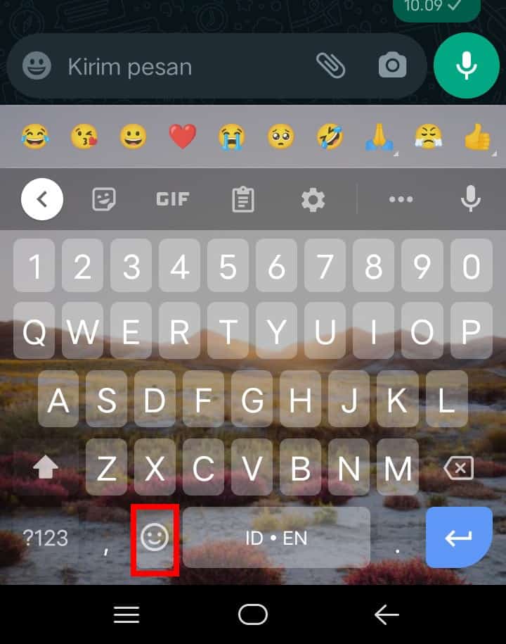 Gambar 3 Cara menggabungkan emoji di WhatsApp