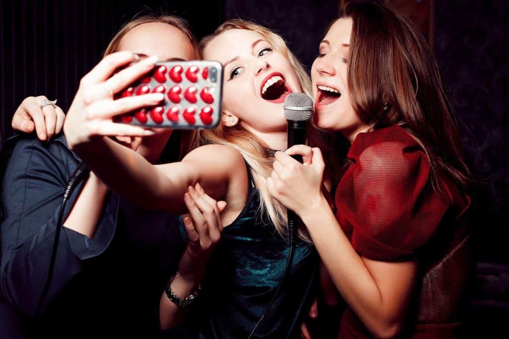Aplikasi Karaoke Terbaik untuk Bernyanyi Tanpa Henti di Ponsel Android Anda