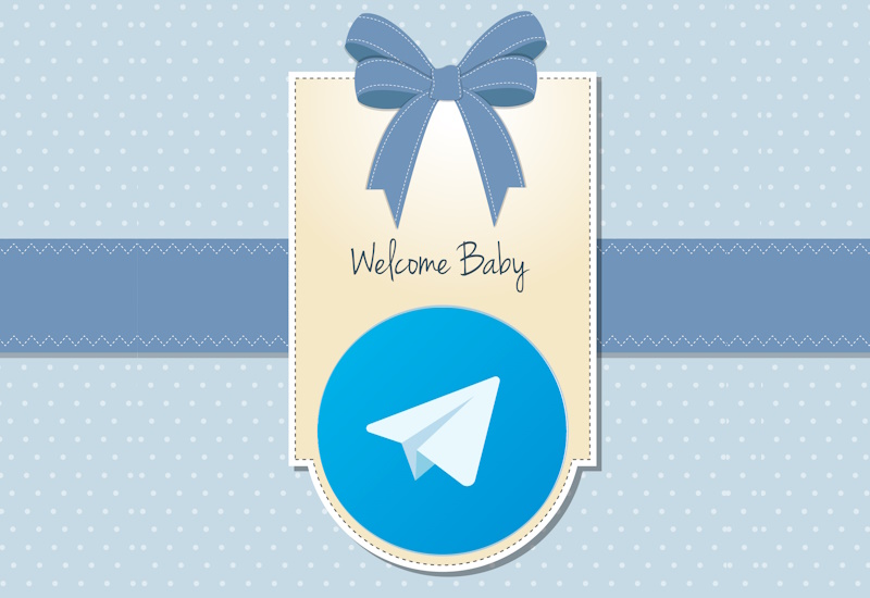 Una cartolina con il fiocco azzurro e la scritta "welcome baby" e l'icona di Telegram